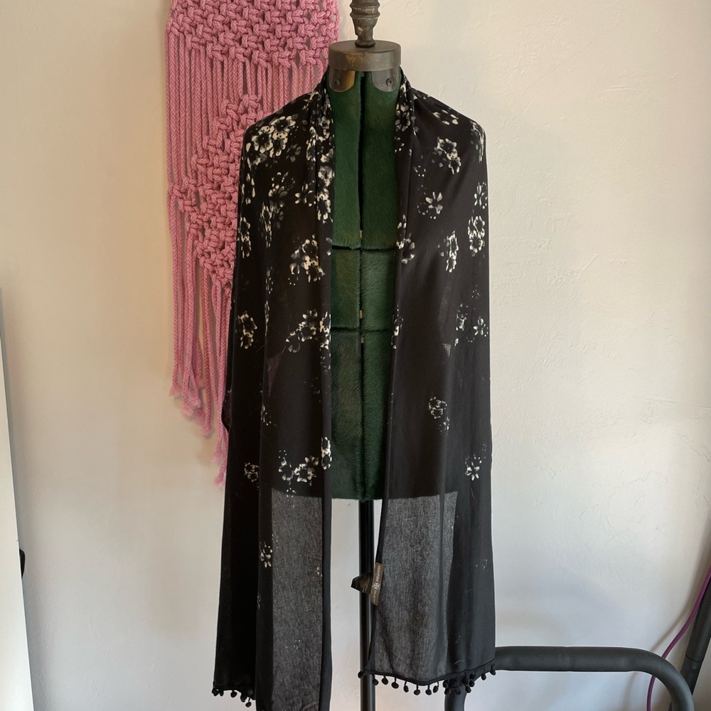 Scarf with floral print